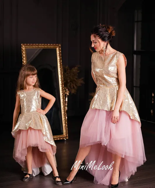 Mirdzošās un greznas kleitas👑❤ no zelta fliteriem  un pūderrozā tilla 
Komplekta cena no 230 eur ⠀
Piedāvājam gan individuālās šūšanas pakalpojumus, gan iespēju izvēlēties savu sapņa kleitu no gataviem modeļiem ⠀
🌟 Plaša tilla, mežģīņu un audumu krāsu izvēle. Var arī kombinēt krāsas⠀
⭐ Kleitas garumu/dizainu var mainīt⠀
⭐Kleitas tiek šūtas pēc jūsu individuāliem mēriem vai jebkura standarta izmērā no 74cm līdz 147cm un XS - XXL izmēros⠀
⭐Lai pasūtītu rakstiet PM vai Viber/Whatsapp 28895815. Pielaikot un redzēt gatavas kleitas var Valdemāra 118 (iepriekš vienojoties par tikšanās laiku)  #ballišukleitas #mammameita #vienādaskleitas #платьямамадочкарига #платьямамадочкалатвия #нарядныеплатьярига #нарядныеплатьялатвия #mežģīņukleita #svinīgakleita #bērnukleita  #kleitapasškumam #нарядноеплатьедлядевочки #детскоенарядноеплатье #ziemassvētkutērpi #jaungadaballe #ziemassvētkufotosesija