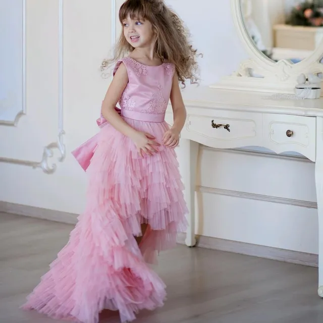 Tik romantiska in gaisīga kleita mazai princesei 👑👗
⠀
Kleitas cena:  74cm-116cm - 115 eur
122-134cm - 120 eur
140 - 152cm - 125 eur
⠀
Mammas un meitas komplekta cena - 275 eur
⠀
Piedāvājam gan individuālās šūšanas pakalpojumus, gan iespēju izvēlēties savu sapņa kleitu no gataviem modeļiem
🌟 Plaša tilla, mežģīņu un audumu krāsu izvēle. Var arī kombinēt krāsas
⭐ Kleitas garumu/dizainu var mainīt
⭐Kleitas tiek šūtas pēc jūsu individuāliem mēriem vai jebkura standarta izmērā no 74cm līdz 147cm un XS - XXL izmēros
⭐Lai pasūtītu rakstiet PM vai Viber/Whatsapp 28895815. Pielaikot un redzēt gatavas kleitas var Valdemāra 118 (iepriekš vienojoties par tikšanos laiku)  #tillakleita #tutukleita  #garakleita #princešukleita #bērnumode #bērnusvinīgakleita #meiteņukleitas #платьедляпринцессырига #нарядноеплатьерига #нарядноедетскоеплатьелатвия
