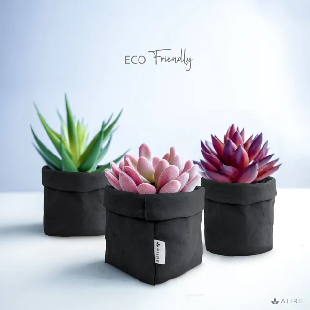 Les presentamos los 2 nuevos colores de nuestras cestas de papel kraft lavables! Teníamos en la cabeza la idea de que el color negro y el blanco podrían quedar muy bien con plantas, pero lo dejamos a vuestro criterio. Qué les parece? Aiire Co.  #aiire #cubremacetas #macetasoriginales #macetasdecoradas #maceterosoriginales #maceterosdecorativos #centrosdemesa  #decoracionbaños #decoracióndeinteriores