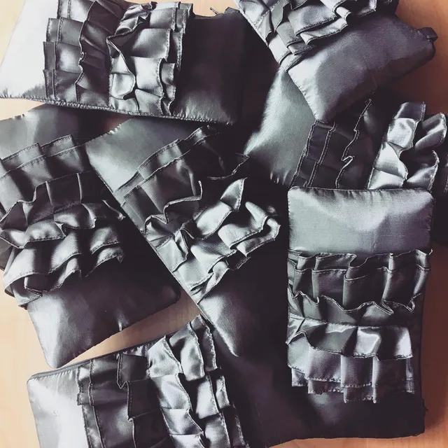 Shades of gray... Murwati.Etsy #weddingpurse #etsywedding #etsyshop #etsy #countrywedding #ruffles #gray #grey #graypurse #wristlet #summerwedding #graystyle #grayfashion #weddingclutch