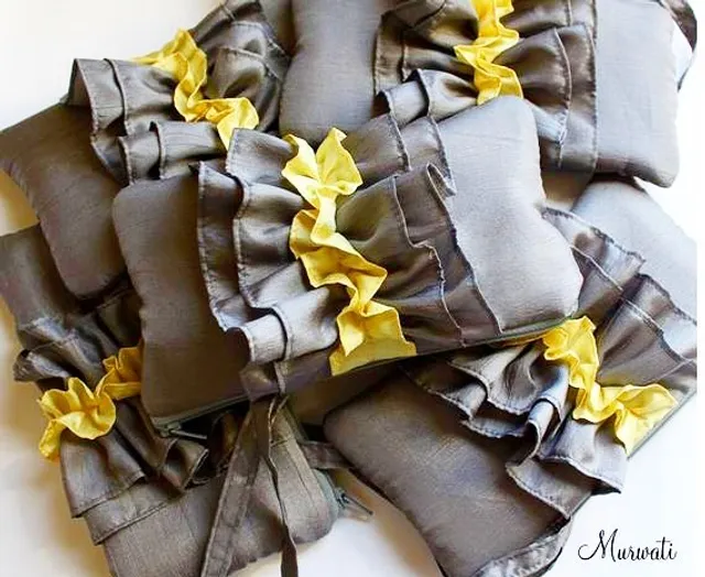 Flower girl purse. Available on murwati.etsy . Available in various color combinations. .
.
.
#etsyshop #bridalpurse #flowergirlpurse #etsyweddings #springwedding #yellowwedding #gardenwedding #etsyspring #bridesmaids #bridesmaidsgifts #bridesmaidsclutches