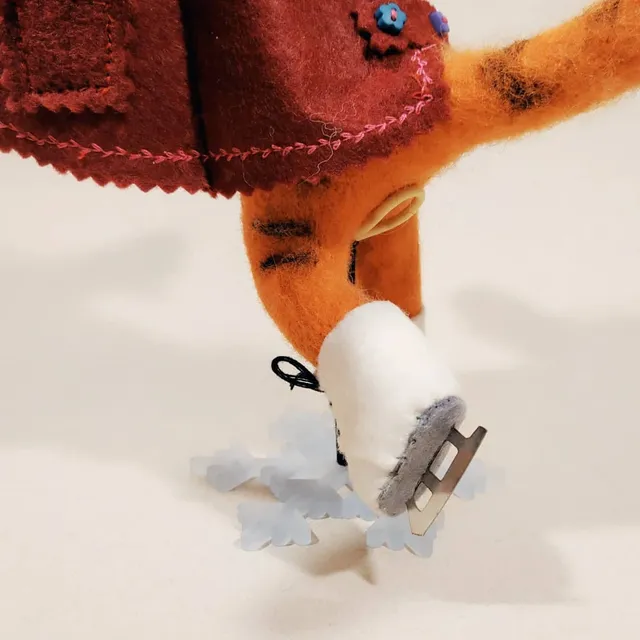 А конёчки ⛸️⛸️ у 🐯🐯🐯 металлические, как у настоящих фигуристов с зубчиками😬 из нержаевеечки💪 Немножко этапчиков их создания.
#валяние #валяниеизшерсти #фигурноекатание #серебряныеконьки #валяниеизшерстиназаказ #кардочес #хендмейд #фелтинг #куклыназаказ #игрушкиназаказ #игрушкаизвойлока #тигры #тигрята #handmadedecor #felting #dollforsale #зверята #домнашли #подарокфигуристу #фигурист #наконьках #подарокнаконьках #кукланаконьках #игрушканаконьках