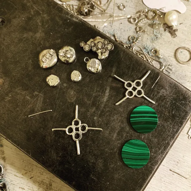 Ing 
I
o
h
c
o
E
s
n
i
m
#atelier #iohcoesnim_atelier #작업중 #말라카이트 #malachite #세팅 #setting #sertisage #bijoutiere