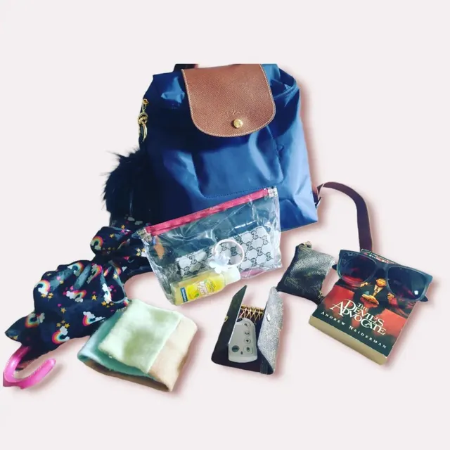 Trying to stay organised with the fabulous back hole bag. I currently have:
@Edinburghblooms organiser 
Clear pouch for hand gel and small items, Upcycled canvas pouch by @luxurybagheaven 
Headband by @loveturtledoves, umbrella,  book and @rayban sunglasses. Seems a bit more manageable this way.  Have a great weekend 😀. MORIA ❤ #edinburghblooms #baginsert #luxurybagheaven #lvslg #longchamplepliage #longchamp #longchamplepliageneo #longchamplepliagebackpack #longchampbag