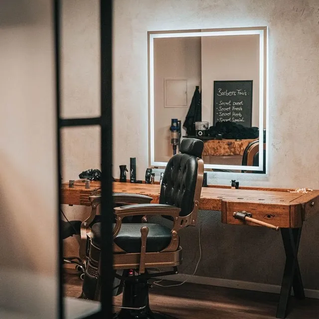 "Hier eine Friseurspiegel schlicht und trotzdem elegant" 🙂

#spiegel24 #friseursalon#eigenunternehmen #Friseurplatz #Bedienplatz #hausbau #inspiration #Friseur #Salon #Einrichtung Friseur #Friseurtisch #Friseurspiegel #lichtgestaltung #Friseur friseurspiegel wand #bedienplatz friseur spiegel #friseurspiegel doppelseitig #friseurspiegel mit ablage 
#friseurspiegel handspiegel
#friseurspiegel rund
#friseurspiegel gold
#friseurspiegel groß
#einrichtungsideen Salon #decoration #interiordesign #modern #interior #interiorlover #Salondesign #spiegelshop24