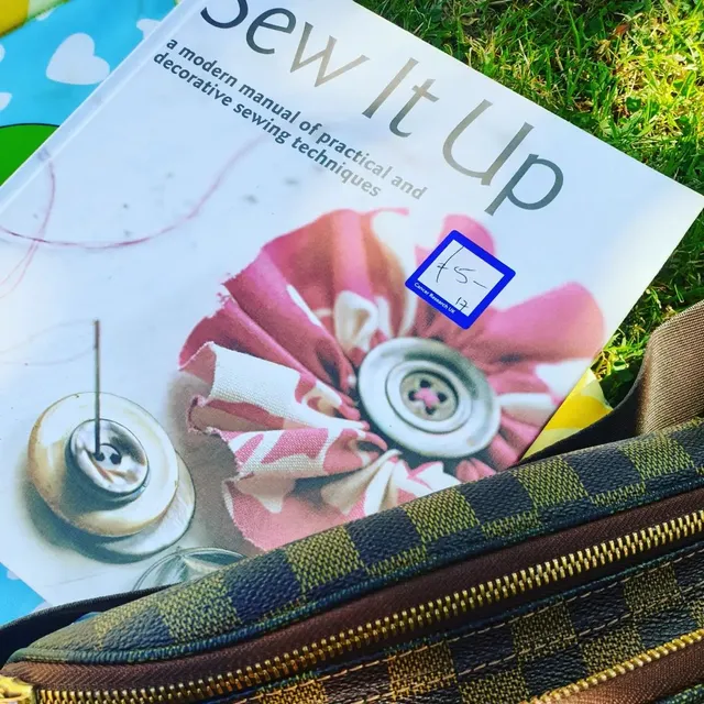 Sun and sewing. I wish the bag cost me £5 like the book...anyone else dreams of finding an LV treasure from the charity shop?@cr_uk in the meantime will be working on better quality liners for my lovely customers. The Melville liner is already on the website #lvmelville #lvmelvillewaistbag #lvbumbag #lvebene #sewing #luxurybagheaven #madeinuk #baginsert #bumbag
