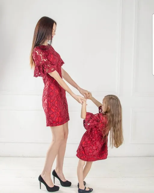 Šīs kleitas ir gan svinīgas, gan piemērotas ikdienai 🌞 Ļoti ērtas un vieglas mežģīņu kleitas🛍👗 Plaša krāsu izvēle🌟 Komplekta cena 100 - 110 eur (cena ir atkarīga no komplekra krāsas)
Atsevišķi kleita pieaugušajam - 70 eur
⠀
 Piedāvājam gan individuālās šūšanas pakalpojumus, gan iespēju izvēlēties savu sapņa kleitu no gataviem modeļiem ⠀
⠀
🌟 Plaša tilla, mežģīņu un audumu krāsu izvēle. Var arī kombinēt krāsas⠀
⭐ Kleitas garumu/dizainu var mainīt⠀
⭐Kleitas tiek šūtas pēc jūsu individuāliem mēriem vai jebkura standarta izmērā no 74cm līdz 147cm un XS - XXL izmēros⠀
⭐Lai pasūtītu rakstiet PM vai Viber/Whatsapp 28895815. Pielaikot un redzēt gatavas kleitas var Valdemāra 118⠀  #ballišukleitas #mammameita #vienādaskleitas #платьямамадочкарига #платьямамадочкалатвия #нарядныеплатьярига #нарядныеплатьялатвия #mežģīņukleita #svinīgakleita #bērnukleita #birdokleita #kleitapasškumam #нарядноеплатьедлядевочки #детскоенарядноеплатье