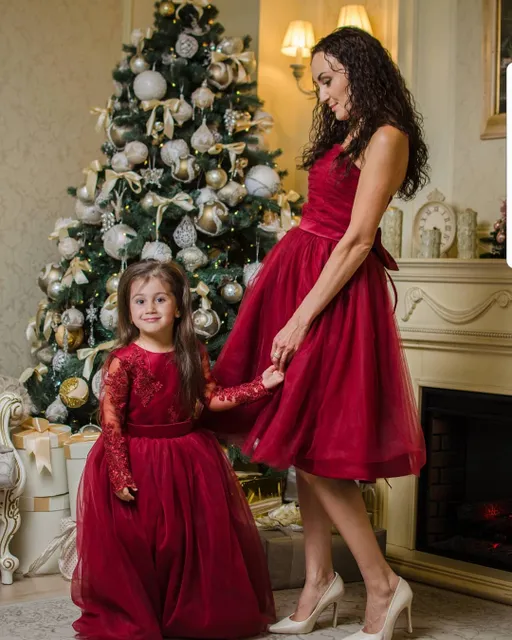 Tik strauji skrien laiks, pavisam drīz jau Ziemassvētki🎉🌲 jāsteidzas sagatavot dāvanas mīļai ģimenei un draugiem 🎁🎀 un arī protams jāatceras parūpēties par svētku tērpiem👗

Komplekta cena 165 eur 🌟 Var izvēlēties krāsu
⭐Kleitas tiek šūtas pēc jūsu individuāliem mēriem 5-10 darbaa dienu laikā
⭐Lai pasūtītu rakstiet PM vai Viber/Whatsapp 28895815. Pielaikot un redzēt gatavas kleitas var Valdemāra 118 (iepriekš vienojieties par tikšanās laiku)

#ziemassvētki #ziemassvētkutērps #ziemassvētkukleita #kuplakleita #princešukleitas #bērnumode #meiteņukleitas #izlaidumakleita #svinīgakleita #kleita #sarkanakleita #vienādaskleitas #mammaunmeita #платьедлядевочки #детскаямода #платьедляпринцессы #деньрождения #платьенавыпускной #мамадочка #платьеснежинки #sniegpārslīteskleita
#bērnumode #kleita #bordokleita #mežģīnes #princesukleita