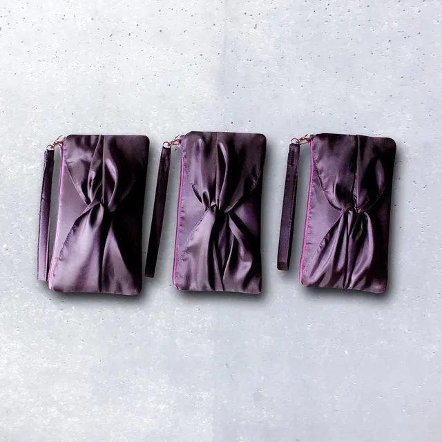 Bridesmaids purses in eggplant purple. •
•
•
#autumnwedding #fallwedding #customwedding #bridesmaids #bridalpurse #bridesmaidgifts #bridalclutches #weddingbag #etsymom #etsyshop #eggplantpurple #bridalshower #wristlet #darkpurple
