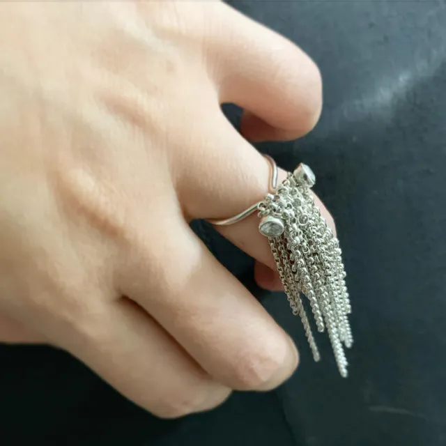 Inspiré par saule pleureur.
수양버드나무에서 영감을 받아 만든 디자인. 
수양버드나무의 프랑스어 이름은 울고있는 버드나무다. 
나무가 운다. 
반지도 울고 나도 운다. 
슬프지만 반짝 반짝 예쁘다. 
#bague #ring 
Pièce unique 
@minseobyminseo