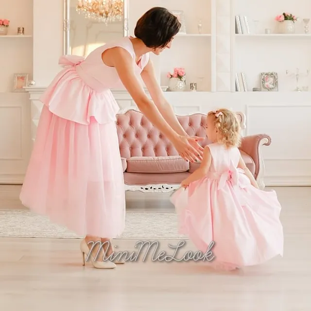 Mazas princeses izvēlas rozā krāsu👑❤
Rozā ir enerģijas un spēka krāsa🎀
⠀
Komplekta cena 165 eur ⠀
Piedāvājam gan individuālās šūšanas pakalpojumus, gan iespēju izvēlēties savu sapņa kleitu no gataviem modeļiem ⠀
⠀
🌟 Plaša tilla, mežģīņu un audumu krāsu izvēle. Var arī kombinēt krāsas⠀
⭐ Kleitas garumu/dizainu var mainīt⠀
⭐Kleitas tiek šūtas pēc jūsu individuāliem mēriem vai jebkura standarta izmērā no 74cm līdz 147cm un XS - XXL izmēros⠀
⭐Lai pasūtītu rakstiet PM vai Viber/Whatsapp 28895815. Pielaikot un redzēt gatavas kleitas var Valdemāra 118 (iepriekš vienojoties par tikšanās laiku)  #ballišukleitas #mammameita #vienādaskleitas #платьямамадочкарига #платьямамадочкалатвия #нарядныеплатьярига #нарядныеплатьялатвия #mežģīņukleita #svinīgakleita #bērnukleita  #kleitapasškumam #нарядноеплатьедлядевочки #детскоенарядноеплатье