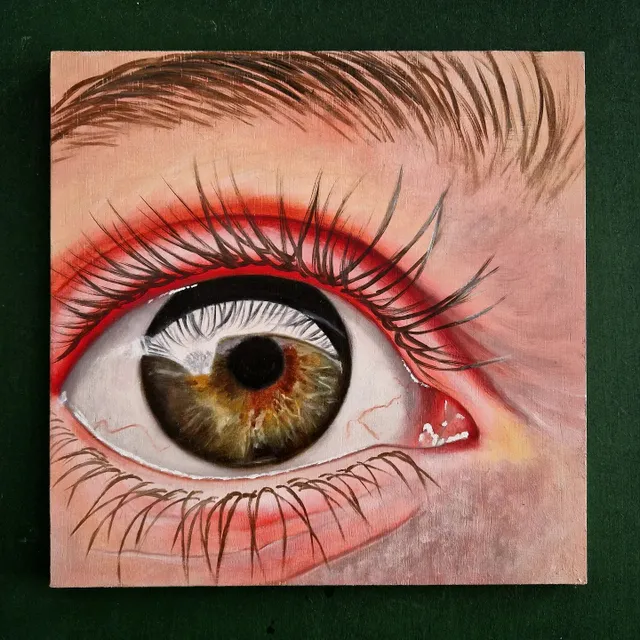 Oog:  Debbie van Iersel
We've opened our eyes 
Oil on wood 
20x20cm 

Verhaal van Debbie: 

"Daar is ze dan, 
Kijkend door het zwarte gat
omringd met groene draden die duiden op creatie en plezier. 
Daar is ze dan, 
Kijkend naar een wereld
die verblijdt. 
Als je goed ziet, 
zie je de schoonheid van mijn zijn? 
Spring door het zwarte gat naar het geluk dat op je staat te wachten. 
Hier ben ik dan, 
Kijk me aan
In het licht
Ik zwicht voor jou
Hier ben ik
Debbie" 

meer informatie en deelname 👇🏼
https://www.debbievervoort.com/project-info