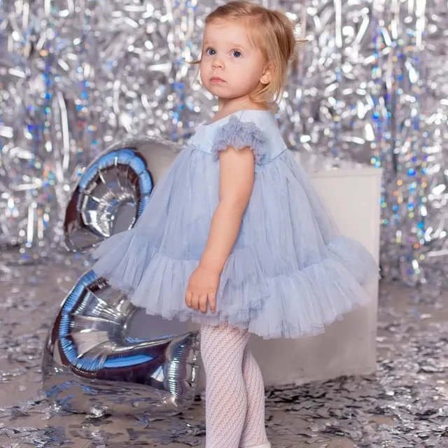Ideāla kleita pašām mazākām princesēm 👗🎀 Ļoti viegla un kupla👑

Kleitas cena no 75 eur  Piedāvājam gan individuālās šūšanas pakalpojumus, gan iespēju izvēlēties savu sapņa kleitu no gataviem modeļiem ⠀
🌟 Plaša tilla, mežģīņu un audumu krāsu izvēle. Var arī kombinēt krāsas⠀
⭐ Kleitas garumu/dizainu var mainīt⠀
⭐Kleitas tiek šūtas pēc jūsu individuāliem mēriem vai jebkura standarta izmērā no 74cm līdz 147cm un XS - XXL izmēros⠀
⭐Lai pasūtītu rakstiet PM vai Viber/Whatsapp 28895815. Pielaikot un redzēt gatavas kleitas var Valdemāra 118 (iepriekš vienojoties par tikšanos laiku)  #tillakleita #tutukleita  #garakleita #princešukleita #bērnumode #bērnusvinīgakleita #meiteņukleitas #платьедляпринцессырига #нарчдноеплатьерига #нарядноедетскоеплатьелатвия