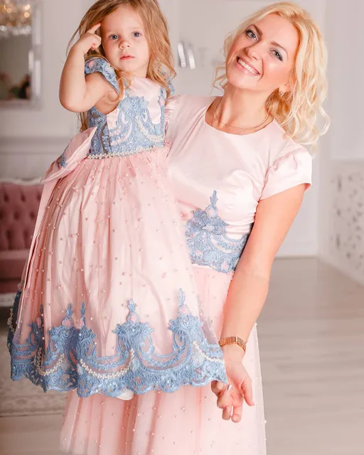 Mazam princesēm patīk pucēties, bet ja izvēlēties #vienādaskleitas, tad meitiņa būs sajusmā 👑💐🎉 pozitīvas emocijas ir gatkrantētas 🎁🎀 Komplekta cena 150 eur ⠀
Piedāvājam gan individuālās šūšanas pakalpojumus, gan iespēju izvēlēties savu sapņa kleitu no gataviem modeļiem ⠀
⠀
🌟 Plaša tilla, mežģīņu un audumu krāsu izvēle. Var arī kombinēt krāsas⠀
⭐ Kleitas garumu/dizainu var mainīt⠀
⭐Kleitas tiek šūtas pēc jūsu individuāliem mēriem vai jebkura standarta izmērā no 74cm līdz 147cm un XS - XXL izmēros⠀
⭐Lai pasūtītu rakstiet PM vai Viber/Whatsapp 28895815. Pielaikot un redzēt gatavas kleitas var Valdemāra 118 (iepriekš vienojoties par tikšanās laiku)  #ballišukleitas #mammameita #vienādaskleitas #платьямамадочкарига #платьямамадочкалатвия #нарядныеплатьярига #нарядныеплатьялатвия #mežģīņukleita #svinīgakleita #bērnukleita  #kleitapasākumam #нарядноеплатьедлядевочки #детскоенарядноеплатье