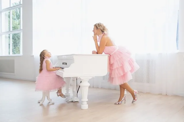 Šogad, šķiet, jauno mācību gadu sagaidīsim gana silti, lai uztiktu bez jaciņām un vestēm 🌺🥰
 
Daiļās skolnieces varēs pirmo ierakstu jaunās dzīvesgrāmatas baltajā lapā, ievilkt, esot tērptas ne mazāk daiļās kleitās! 🎀
 
Vai esi jau izvēlējusies īpašo tērpu savai meitenei viņas īpašajā dienā?
 
*Foto redzamā komplekta cena ir 160 eur
 
Piedāvājam gan individuālās šūšanas pakalpojumus, gan iespēju izvēlēties savu sapņa kleitu no gataviem modeļiem 
🌟Plaša tilla, mežģīņu un audumu krāsu izvēle. Var arī kombinēt krāsas 🌟Kleitas garumu/dizainu var mainīt 🌟Kleitas tiek šūtas pēc jūsu individuālajiem mēriem vai jebkura standarta izmērā no 74 cm līdz 147 cm un XS - XXL izmēros 
🌟Lai pasūtītu rakstiet PM vai Viber/Whatsapp 29 787 257, lai pielaikotu un redzētu gatavas kleitas. 
 
#backtoschool #septembris #klase #mācības #grāmatuplaukts #šūšana #rīga #mode #dress #mode2022 #rudens