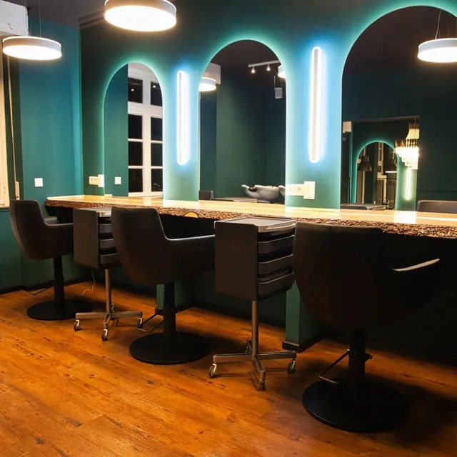 Hier noch ein Friseurspiegel mit einem wunderschönen Bogen" 🙂

#spiegel24 #friseursalon#eigenunternehmen #Friseurplatz #Bedienplatz #hausbau #inspiration #Friseur #Salon #Einrichtung Friseur #Friseurtisch #Friseurspiegel #lichtgestaltung #Friseur friseurspiegel wand #bedienplatz friseur spiegel #friseurspiegel doppelseitig #friseurspiegel mit ablage
#friseurspiegel handspiegel
#friseurspiegel rund
#friseurspiegel gold
#friseurspiegel groß
#einrichtungsideen Salon #decoration #interiordesign #modern #interior #interiorlover #Salondesign #spiegelshop24 @thechange.mr