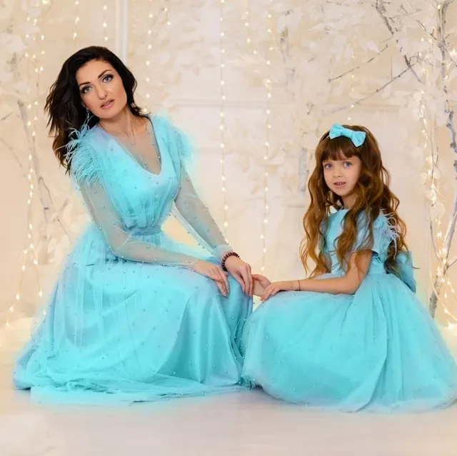 Vienādas kleitas mammai un meitai tiffany krāsā👗🎀 dekorētas ar pērlītēm un spalvām 😍 
Jūties kā karaliene un princese👑  Var pasūtīt jebkurā nepieciešamajā izmērā, pasūtījuma izpildes laiks 7-10 dienas.

Komplekta cena 150 eur ⠀

Piedāvājam gan individuālās šūšanas pakalpojumus, gan iespēju izvēlēties savu sapņa kleitu no gataviem modeļiem ⠀
🌟 Plaša tilla, mežģīņu un audumu krāsu izvēle. Var arī kombinēt krāsas⠀
⭐ Kleitas garumu/dizainu var mainīt⠀
⭐Kleitas tiek šūtas pēc jūsu individuāliem mēriem vai jebkura standarta izmērā no 74cm līdz 147cm un XS - XXL izmēros⠀
⭐Lai pasūtītu rakstiet PM vai Viber/Whatsapp 28895815. Pielaikot un redzēt gatavas kleitas var Valdemāra 118 (iepriekš vienojoties par tikšanās laiku) 
#ballišukleitas #mammameita #vienādaskleitas #платьямамадочкарига #платьямамадочкалатвия #нарядныеплатьярига #нарядныеплатьялатвия #mežģīņukleita #svinīgakleita #bērnukleita  #kleitapasākumam #нарядноеплатьедлядевочки #детскоенарядноеплатье #ziemassvētkutērpi #jaungadaballe #ziemassvētkufotosesija