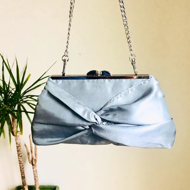 Custom wedding clutches at murwati.etsy . Choose your color, style, monogram, and photo personalization. .
.
.
#etsy #etsywedding #weddingbag #weddingpurse #customwedding #wedding #winterwedding #gray #graypurse #monogramclutch #bridalclutches #bridesmaids #bridesmaidsgifts #giftforher #eveningbags #eveningclutch #bridalshower #etsymom #etsyshop