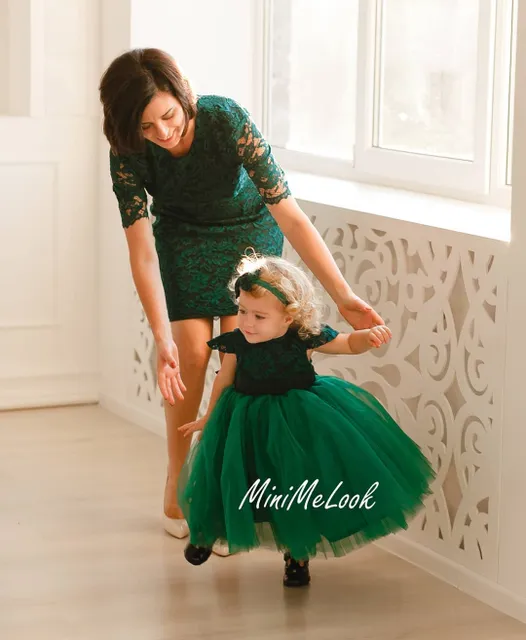 Ļoti universāla mežģīņu kleita pieaugušajam, kuru var vilkt gan uz svinīgo pasākumu, gan uz darba tikšanām, savukārt meitai ir princešu kupla tilla kleita 🎀👑🛍
⠀
Piedāvājam gan individuālās šūšanas pakalpojumus, gan iespēju izvēlēties savu sapņa kleitu no gataviem modeļiem ⠀
🌟 Plaša tilla, mežģīņu un audumu krāsu izvēle. Var arī kombinēt krāsas⠀
⭐ Kleitas garumu/dizainu var mainīt⠀
⭐Kleitas tiek šūtas pēc jūsu individuāliem mēriem vai jebkura standarta izmērā no 74cm līdz 147cm un XS - XXL izmēros⠀
⭐Lai pasūtītu rakstiet PM vai Viber/Whatsapp 28895815. Pielaikot un redzēt gatavas kleitas var Valdemāra 118 (iepriekš vienojoties par tikšanās laiku)  #ballišukleitas #mammameita #vienādaskleitas #платьямамадочкарига #платьямамадочкалатвия #нарядныеплатьярига #нарядныеплатьялатвия #mežģīņukleita #svinīgakleita #bērnukleita  #kleitapasškumam #нарядноеплатьедлядевочки #детскоенарядноеплатье