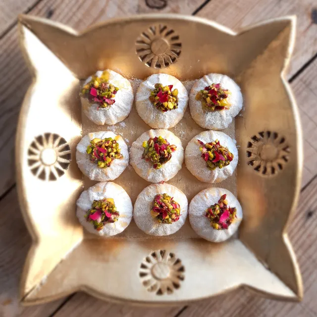 Sofra Maamoul | Handmade Sweet Stuffed Cookies with Semolina and Nuts

#etsy #etsyshop #etsyseller #etsysellersofinstagram #turkishfood #algerianfood #tunisianfood #maroccansnack #maamoul #stuffedcookies #cookies #christmascookies