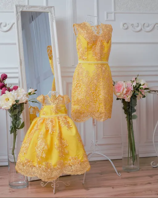 Košas, saulainas un siltas dzeltenas kleitas ar zelta  mežģīņu  jūsu svētku noskaņojumam 🎁🌞👗 Piedāvājam gan individuālās šūšanas pakalpojumus, gan iespēju izvēlēties savu sapņa kleitu no gataviem modeļiem ⠀
⠀
🌟 Plaša tilla, mežģīņu un audumu krāsu izvēle. Var arī kombinēt krāsas⠀
⭐ Kleitas garumu/dizainu var mainīt⠀
⭐Kleitas tiek šūtas pēc jūsu individuāliem mēriem vai jebkura standarta izmērā no 74cm līdz 147cm un XS - XXL izmēros⠀
⭐Lai pasūtītu rakstiet PM vai Viber/Whatsapp 28895815. Pielaikot un redzēt gatavas kleitas var Valdemāra 118 (iepriekš vienojoties par tikšanās laiku)  #ballišukleitas #mammameita #vienādaskleitas #платьямамадочкарига #платьямамадочкалатвия #нарядныеплатьярига #нарядныеплатьялатвия #mežģīņukleita #svinīgakleita #bērnukleita  #kleitapasškumam #нарядноеплатьедлядевочки #детскоенарядноеплатье