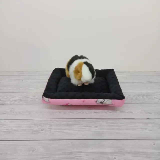 Co łączy mopsy i świnki morskie? 
What do dogs and guinea pigs have in common? 
#legowiskodlazwierząt #guineapig #miekkieposlanko #cosylaire