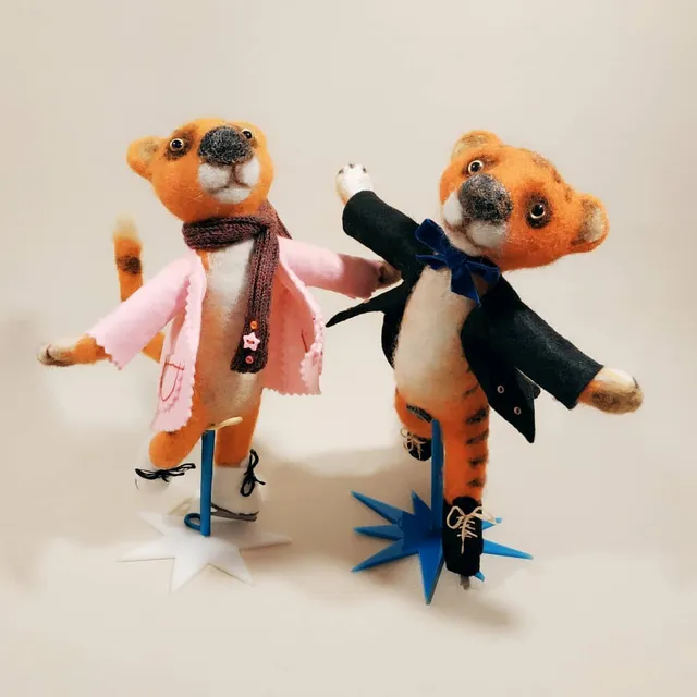 Традиционно к новому году сделали фигуристов. На этот раз они валяные и 🐯🐯🐯#валяние #валяниеизшерсти #фигурноекатание #серебряныеконьки #валяниеизшерстиназаказ #кардочес #хендмейд #фелтинг #куклыназаказ #игрушкиназаказ #игрушкаизвойлока #тигры #тигрята #handmadedecor #felting #dollforsale #зверята #домнашли #подарокфигуристу #фигурист #наконьках #подарокнаконьках #кукланаконьках #игрушканаконьках