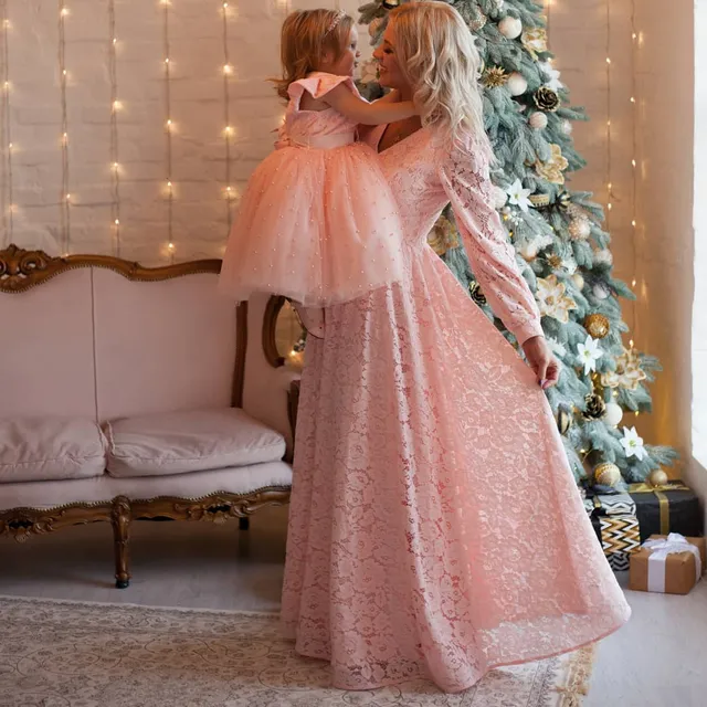 Romantiskā persiku krāsā mežģīņu kleitas mammai in meitai👗

Meitas kleita ir dekorēta ar pērlītēm uz tilla svārkiem😍💖 🌟Mežģīne ir pieejama dažādās krāsās 🌟 Komplekta cena 135 EUR
🌟Kleitas tiek šūtas 5-10 darba dienu laikā pēc jūsu individuāliem mēriem

#ziemassvētki #ziemassvetkukleita #ziemassvētkukleita #kuplakleita #princešukleitas #bērnumode #meiteņukleitas #izlaidumakleita #svinīgakleita #kleita #sarkanakleita #rozākleita #vienādaskleitas #mammaunmeita #платьедлядевочки #детскаямода #платьедляпринцессы #деньрождения #платьенавыпускной #мамадочка #baltic #riga #handmadelatvia #latvija