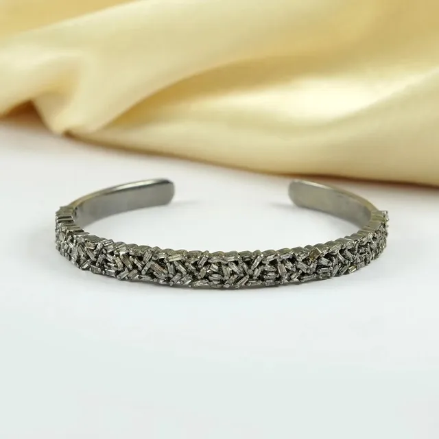 Sksoni.etsy.com

Diamond bugats hand cuff