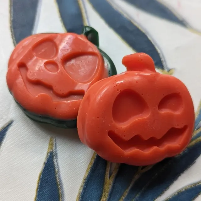 More Halloween soaps! 🎃

Pumpkin spice pumpkins. A much stronger scent than Dodo's honey pumpkin, all of our Halloween soaps can be made to order.

#handmadesoaps #handmadeuk #pumpkin #pumpkinspice #etsyseller #etsyuk