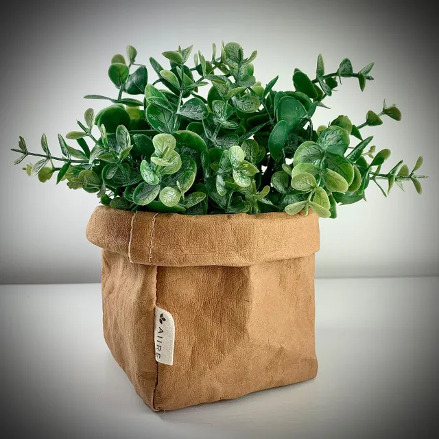 Nueva versión y nuevos colores de cestas de papel kraft ecológicas. En breve ya las tendremos a la venta! Y a ti, que color te gusta más ? #aiire #papercraft #decorativebasket #decorativebaskets #cestasalmacenaje #macetasdecoradas #maceterosoriginales #cubremacetas #adornosdecorativos