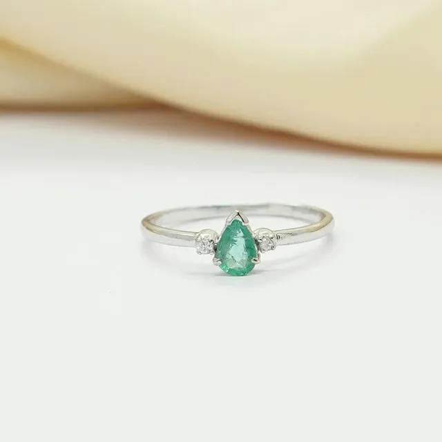 Natural diamond with natural emerald 
Visit 
Sksoni.etsy.com