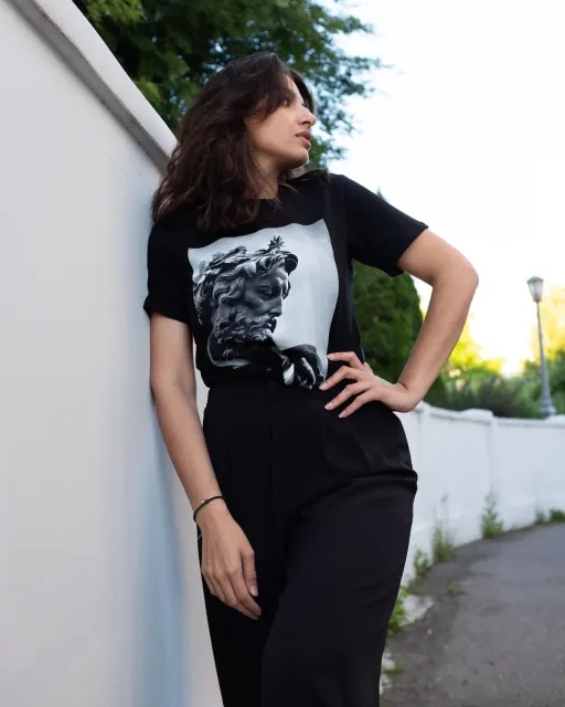 Футболка с Зевсом и в ⁣⁣⠀
чёрном цвете для наших девушек🥰⁣⁣⠀
⁣⁣⠀
Эта модель может стать базовой в вашем гардеробе✨⁣⁣⠀
⁣⁣⠀
Принт не ощущается при носке🤗⁣⁣⠀
Доступны все размеры от XS до XL🤩⁣⁣⠀
⁣⁣⠀
Хочешь такую же? Пиши в Direct❤️⁣⁣⁣⁣⠀
⁣⁣⠀
#greek#style#ягрек#греки#hellas⁣⁣⠀
#греческийстиль#греция#бренд⁣⁣⠀
#одежда#грек#стиль#греческий
