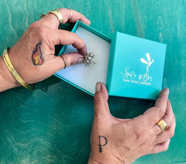 כמה כיף לארוז את המתנות הקטנות והנוצצות שאתם מזמינים. אני נפרדת לשלום מעוד יצירה, ויודעת שמישהי הולכת ליהנות ממנה מאד 🥰⁠
⁠
המכירה לחג ממשיכה⁠
30% הנחה על כל התכשיטים שבמלאי⁠
קוד קופון NEWSITE30⁠
https://shop.dream-smith.co.il⁠
⁠
⁠חלום צרוף - תכשיטים בעיצוב אישי⁠ | בית הספר לצורפות במודיעין | לימודי צורפות (גם) אונליין | סדנאות צורפות חווייתיות | מיחזור ושידרוג תכשיטי זהב⁠
⁠
#צורפות #עיצובתכשיטים #אתרחדש #חנותמקוונת #מתנותלחג #ראשהשנה2022 #תכשיטים #טבעות #צמידים #עגילים #נזמים #שרשראות #וינטג' #תכשיטייוקרה #תכשיטיםבעבודתיד #זכרונות #אהבה #חיבורים #חלוםצרוף #לכלחלוםישתכשיט⁠
⁠
📷️ @netashka⁠