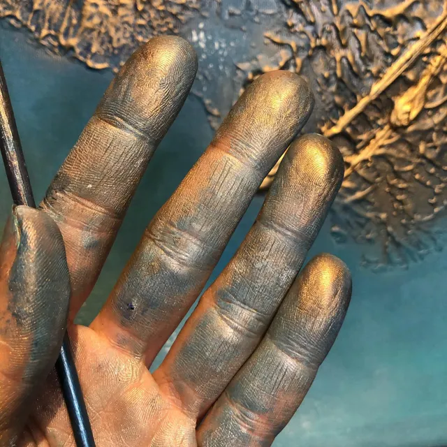 Golden hands 🙌 

#acrylicpainting #painter #artist #details #womanartist #contemporaryartist