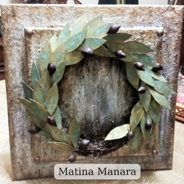 Σαν ομάδα ενθουσιαζόμαστε από όλους εσάς που αγαπάτε τα έργα μας και τα φτιάχνετε για να στολίσουν και το δικό σας σπίτι. Η φίλη μας Matina Manara  μας έκανε περήφανους ! Απολαύστε το δικό της Στεφάνι Ελίας "Κότινος" ! #diy #olives #wreath #artstone #stoneefect #clay #stonepaper