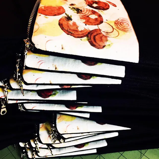 Calling out companies needing corporate gifts. Send us your logo or artwork. Give your clients and employees something beautiful!
•
•
•
#giftforher #wearableart #clutch #wristlet #corporategift #customgift #artist #logogift #peronalizedgifts #employeegifts #custombags #customclutch #custompurse #companygift