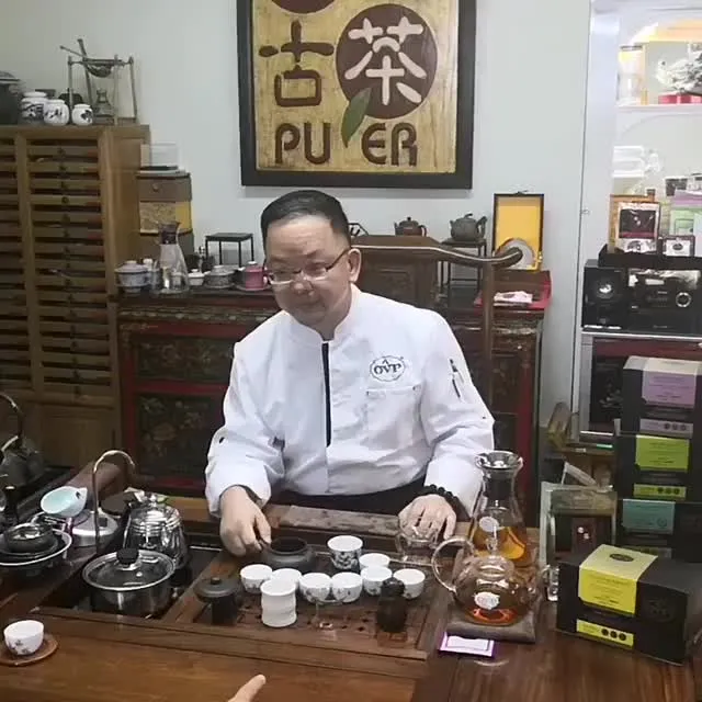 Did you know that you shouldn't drink your first brew as it may contain dust particles? #PuEr #Puerh #Tea #ChineseTea #Puerhtea #puertea #singapore #tearoom #teatasting #teamaster #teatime #afternoontea #tealovers