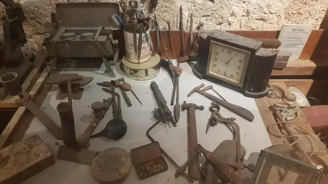 מטיילים? מגיעים לעכו העתיקה?⁠
⁠
כנסו למוזיאון אוצרות בחומה 🧱⁠
⁠
חפשו את שולחן הצורף ואת התכשיטים המרהיבים⁠
⁠
יש לי חולשה לכלי עבודה. הכלים, אותם כלים שצרפו בהם גם לפני אלפי שנים, ועד היום. זה מעורר בי השראה כל פעם מחדש, כשאני קולטת שאני חלק משרשרת מאד ארוכה של צורפים, ממסורת בת אלפי שנים. ⁠
⁠
כבוד גדול לי לעסוק במלאכה העתיקה הזאת, של יצירת קישוטי גוף קטנים ממתכות ואבני חן, קישוטי גוף שמעטרים את רובנו הגדול, שאומרים עלינו משהו, שמציינים משהו שעשינו או עברנו.⁠
⁠
תכשיטים מאחדים אותנו כבני אדם, וצורפות היא מלאכה של חיבורים, לא רק בין מתכות לאבני חן - חיבורים בין אנשים למקומות, ולזמנים, ולאנשים אחרים.⁠
⁠
#עושהמהשאניאוהבת⁠
#אוהבתמהשאניעושה⁠
⁠
חלום צרוף - תכשיטים בעיצוב אישי⁠ | בית הספר לצורפות במודיעין | לימודי צורפות (גם) אונליין | סדנאות צורפות חווייתיות | מיחזור ושידרוג תכשיטי זהב⁠
⁠
#צורפות #תכשיטים #חיבורים #חלוםצרוף #לכלחלוםישתכשיט