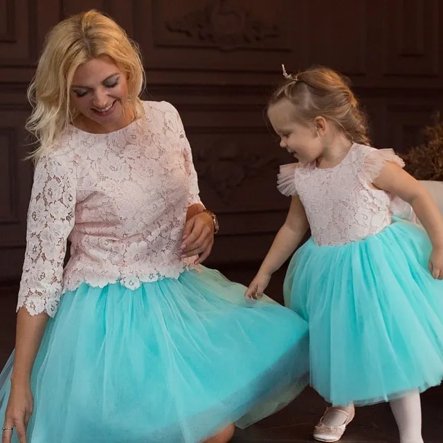 Ļoti skaista maigi rozās un tirkizzilas krāsu kombinācija👗
Mammas tērps sastāv no blūzes un svārkiem, kas ļauj dažādi to kombinēt un vilkt ikdienā.👠👜 Komplekta cena -115 eur. Pieejamas uzreiz M izmērā un 110cm

Var pasūtīt jebkurā nepieciešamajā izmērā, pasūtījuma izpildes laiks 7-10 dienas.

Iespējamas mežģīņu krāsas: piparmētru, debeszils, persiku, pūderrozā, pienbalta, tumši zila, smaragdzaļa, koši rozā, zila, melna, dzeltena, bēšīga 🎀

Piedāvājam gan individuālās šūšanas pakalpojumus, gan iespēju izvēlēties savu sapņa kleitu no gataviem modeļiem ⠀
🌟 Plaša tilla, mežģīņu un audumu krāsu izvēle. Var arī kombinēt krāsas⠀
⭐ Kleitas garumu/dizainu var mainīt⠀
⭐Kleitas tiek šūtas pēc jūsu individuāliem mēriem vai jebkura standarta izmērā no 74cm līdz 147cm un XS - XXL izmēros⠀
⭐Lai pasūtītu rakstiet PM vai Viber/Whatsapp 28895815. Pielaikot un redzēt gatavas kleitas var Valdemāra 118 (iepriekš vienojoties par tikšanās laiku) 
#bērnumode #princešukleita #mammameita #svinīgakleita