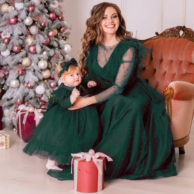 Šo kleitu modelis ir iespējams pasūtīt zilā, sarkanā, bordo, Tiffany, persiku, rozā,  pūderrozā, dzeltenā, gaiši violetā, aveņu krāsās. Kleitas ir dekorētas ar pērlītēm un spalvām. 
Komplekta cena 150 eur ⠀

Piedāvājam gan individuālās šūšanas pakalpojumus, gan iespēju izvēlēties savu sapņa kleitu no gataviem modeļiem ⠀
🌟 Plaša tilla, mežģīņu un audumu krāsu izvēle. Var arī kombinēt krāsas⠀
⭐ Kleitas garumu/dizainu var mainīt⠀
⭐Kleitas tiek šūtas pēc jūsu individuāliem mēriem vai jebkura standarta izmērā no 74cm līdz 147cm un XS - XXL izmēros⠀
⭐Lai pasūtītu rakstiet PM vai Viber/Whatsapp 28895815. Pielaikot un redzēt gatavas kleitas var Valdemāra 118 (iepriekš vienojoties par tikšanās laiku) 
#ballišukleitas #mammameita #vienādaskleitas #платьямамадочкарига #платьямамадочкалатвия #нарядныеплатьярига #нарядныеплатьялатвия #mežģīņukleita #svinīgakleita #bērnukleita  #kleitapasākumam #нарядноеплатьедлядевочки #детскоенарядноеплатье #ziemassvētkutērpi #jaungadaballe #ziemassvētkufotosesija