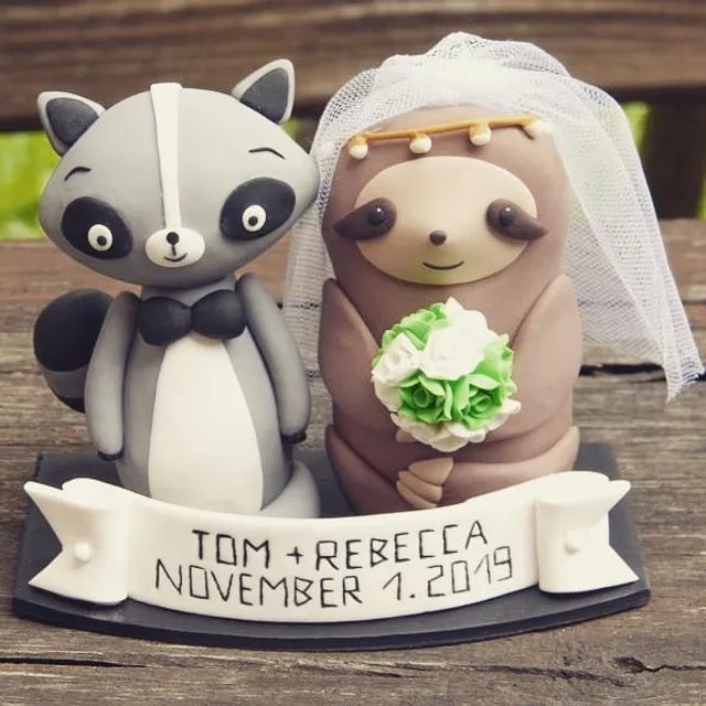 FiguresAnya is perfect when it comes to personalized figures. Send me via private message all your expectations and I will do my best to fulfill all your wishes. For more figurines please visit my shop in bio 👉👉 #cakedecor #caketoppers #weddinggiftsidea #slothlove #slothwedding #racoon #etsyseller #smallbusiness #cakedecoration #weddinggift #loveanimals #polymerclay #creative #weddingcaketopper #wildanimals #exoticwedding #costarica #rusticdecor #rusticwedding #weddingcenterpieces #centerpieces #etsywedding