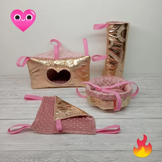 Komplet na bogato. Złoto - różowy zestaw mebelków już w drodze do USA. Bardzo lubię takie nietypowe połączenia 🥰🐇🐁.
Rich set. Gold - pink furniture set on its way to the USA. I really like such unusual combinations 🐇🐁.
#domekdlaszynszyli
#domekdlaszczurkow
#domekdlaswinkimorskiej
#hamakdlazwierzak
#guineapigcageaccesories
#cornerrathammock
#chinchillahut
#guineapigbed
#sugarglidertoys