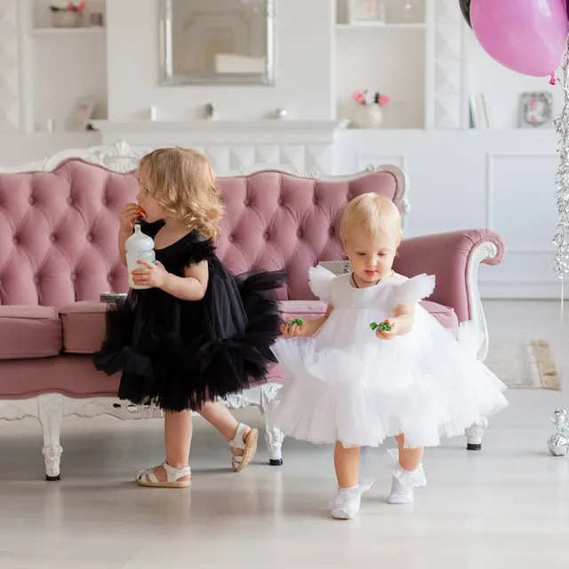 Mazie eņģelīši😍 
Gatavojies pirmā gada fotosesija vai plāno sarīkot ballīti? @minimelooks  palīdzēs sarupēt svētku tērpu👗🎁
⠀
⠀ Piedāvājam gan individuālās šūšanas pakalpojumus, gan iespēju izvēlēties savu sapņa kleitu no gataviem modeļiem ⠀
⠀
🌟 Plaša tilla, mežģīņu un audumu krāsu izvēle. Var arī kombinēt krāsas⠀
⭐ Kleitas garumu/dizainu var mainīt⠀
⭐Kleitas tiek šūtas pēc jūsu individuāliem mēriem vai jebkura standarta izmērā no 74cm līdz 147cm un XS - XXL izmēros⠀
⭐Lai pasūtītu rakstiet PM vai Viber/Whatsapp 28895815. Pielaikot un redzēt gatavas kleitas var Valdemāra 118 (iepriekš vienojoties par tikšanās laiku) #ballišukleitas #нарядныеплатьярига  #svinīgakleita #bērnukleita #kleitapasakumam 
#нарядноеплатьедлядевочки #детскоенарядноеплатье #pirmāgadafotosesija #pirmādzimšanasdiena #платьенагодик