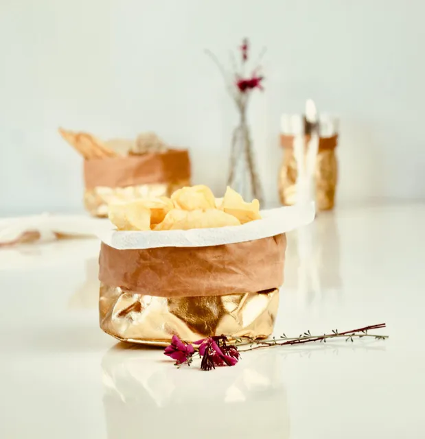 Aunque son las más desconocidas, también son las más elegantes. #aiireco #cestasdoradas #cestadorada #cestaspersonalizadas #cestascocina #cestanavidad #cestasnavideñas #cestasdecorativas #papelkraft #ecobags #ecofriendly #cubremacetas #cubremaceta
