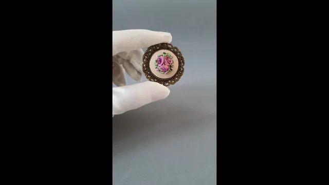 Jewelry embroidered with ribbons