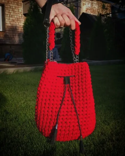 #моясумочка #сумкаизтрикотажнойпряжи #сумкавяжуназаказ #сумкакрючком #моднаясумочка #трикотажнаяпряжа #пряжаспагетти#hend_mede_gold #трикотажнаясумка #tatianashostak #вяжутнетолькобабушки#hm_rukodelie #вяжуназаказторжок  Наконец очередь дошла до моей доченьки, эта сумочка для неё. Дизайн тоже от неё. Свяжу на заказ в любом цвете.