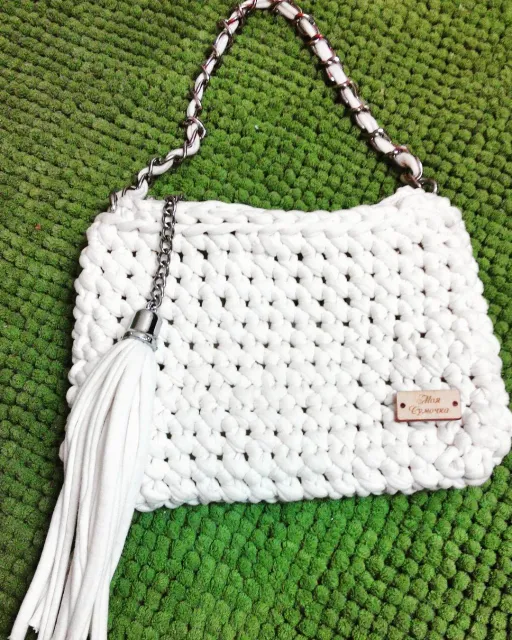 #моясумочка #сумкаизтрикотажнойпряжи#hendmade#hend_mede_gold #hm_rukodelie #tatianashostak #вяжутнетолькобабушки #вяжуназаказ #вяжуторжок  Сумочка связана на заказ, крючком из трикотажной пряжи Loopy молочного цвета. Закрывается на металлическую молнию с кисточкой на цепочке. Имеет ручку цепочку.Повторю в любом цвете.