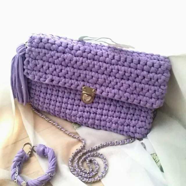#Моясумочка#сумкаизтрикотажнойпряжи #hm_rukodelie #сумкакрючком #hend_mede_gold #сумкатрикотажная #сумкавяжуназаказ #пряжаспагетти. Ещё одна Сумочка из трикотажной пряжи, цвет лаванда. Новый тренд в моде. Выполнена на заказ.