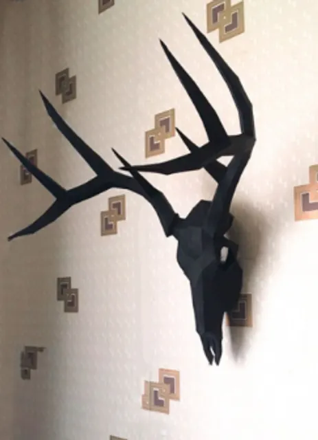 DEER SKULL
Fans of Hannibal the Lecturer and everything mystical will definitely be imbued with this scheme, which allows you to create an elegant deer skull with large horns. It is such a skull that can be seen in the famous and famous TV series. Now, in order to make the interior intimidating, it is not necessary to declare a hunt for animals and scalp them. The finished paper product reliably recreates the relief of the head and is not difficult to assemble. Even a beginner can cope with the creation of crafts. Of course, you will have to make some efforts and efforts, but in a couple of hours you can already get a ready result. The appearance of the product directly depends on accuracy.